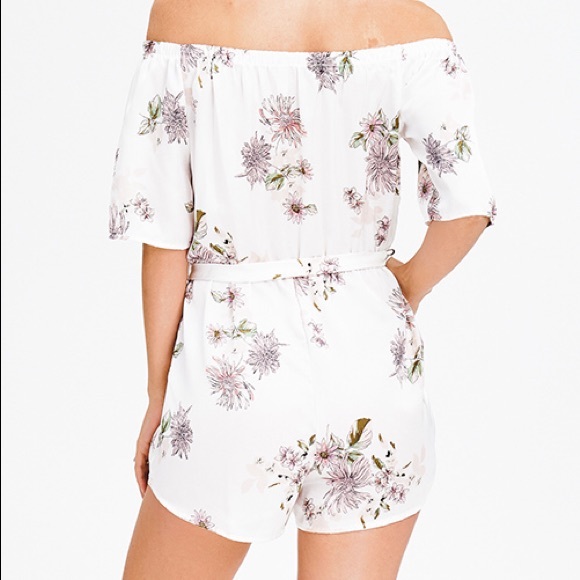 🌻**1 LEFT**IVORY WHITE FLORAL ROMPER - Picture 2 of 7